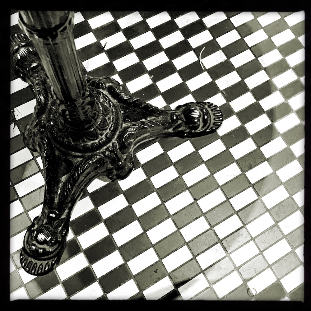Sol damier, trépied noir sculpté