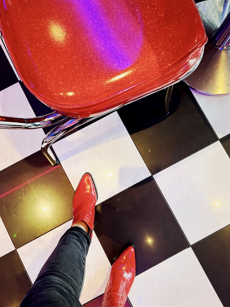 Sol damier, chaussures et chaise rouges, Strasbourg