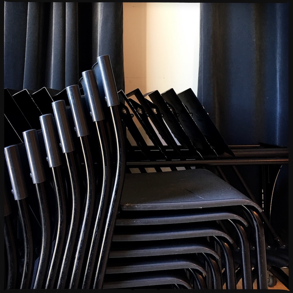 Chaises noires empilées, Conservatoire de Strasbourg